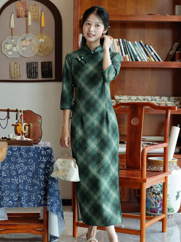 Винтажное женское платье-ципао в клетку с зауженной талией, на пуговицах, длинное, повседневное, теплое, осеннее, с рукавом три четверти
Винтажное женское платье-ципао в клетку с зауженной талией, на пуговицах, длинное, повседневное, теплое, осеннее, с рукавом три четверти