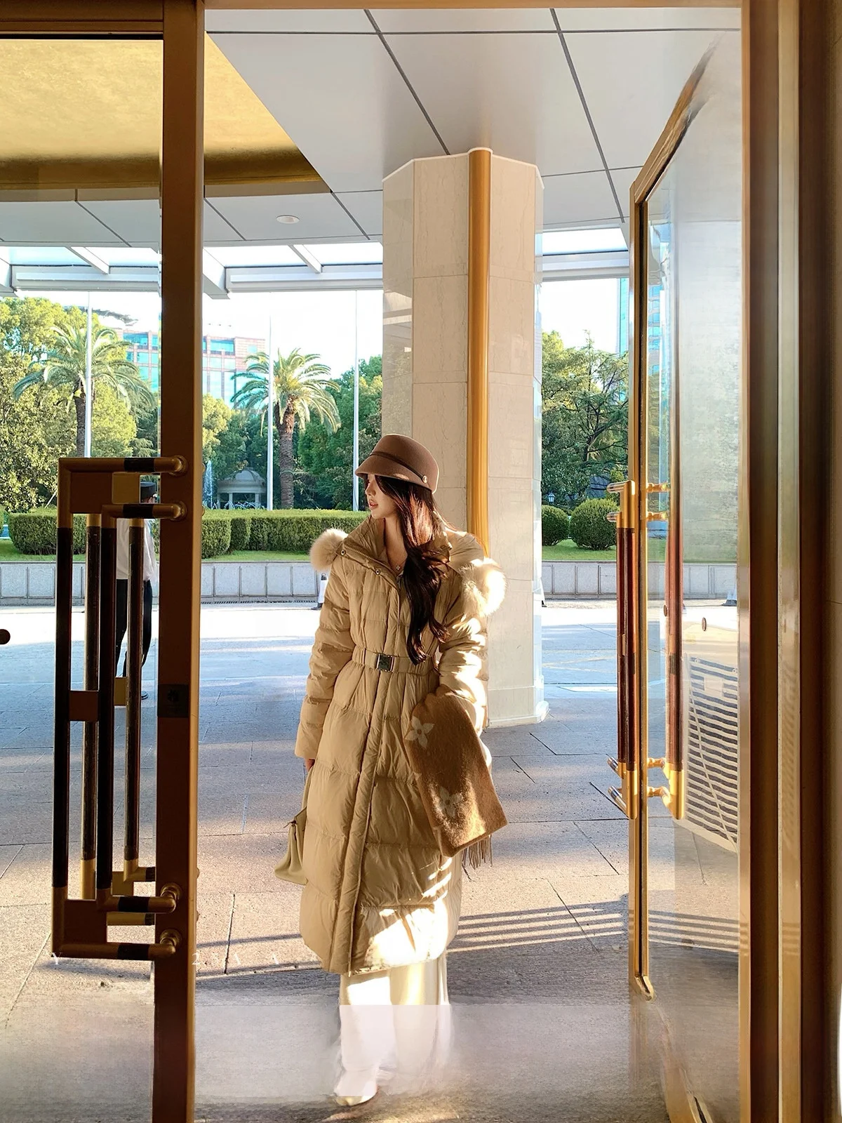 Женская длинная пуховая куртка YOLI Zhang Yuli с капюшоном, меховым воротником, утяжкой на талии, из гусиного пуха, теплая зимняя верхняя одежда
Женская длинная пуховая куртка YOLI Zhang Yuli с капюшоном, меховым воротником, утяжкой на талии, из гусиного пуха, теплая зимняя верхняя одежда