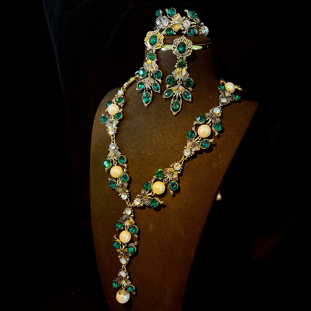 Forest Green Vintage Vintage Gold Plated and Aged Earrings and Necklace Jewelry Set
Forest Green Vintage Vintage Gold Plated and Aged Earrings and Necklace Jewelry Set