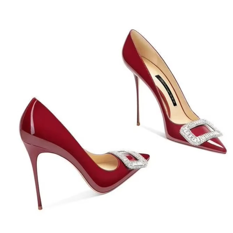 Весна/лето 2024, модная женская обувь, универсальные блестящие лакированные красные туфли на высоком каблуке с острым носком на тонком каблуке 
Весна/лето 2024, модная женская обувь, универсальные блестящие лакированные красные туфли на высоком каблуке с острым носком на тонком каблуке