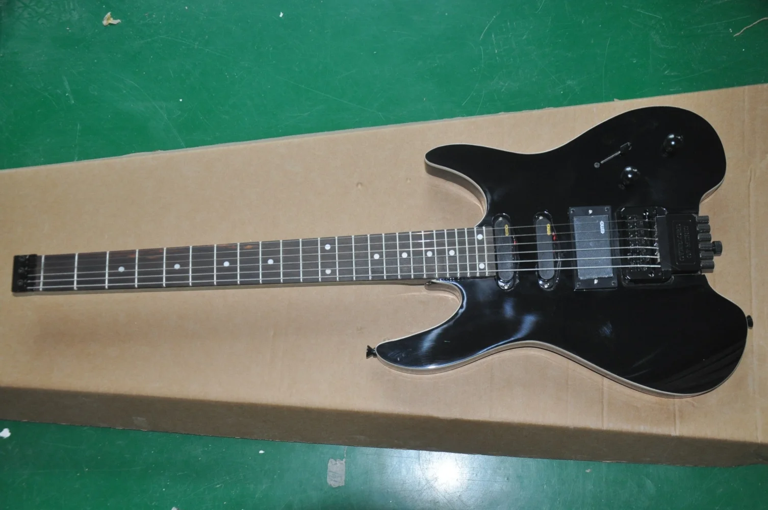 Factory customized 6-string headless electric guitar, glossy black, high-quality in stock
Factory customized 6-string headless electric guitar, glossy black, high-quality in stock