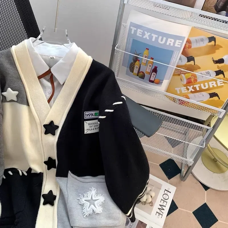 Women's autumn and winter new loose fashion design Joker knit cardigan top Korean version of retro college sweater coat
Women's autumn and winter new loose fashion design Joker knit cardigan top Korean version of retro college sweater coat