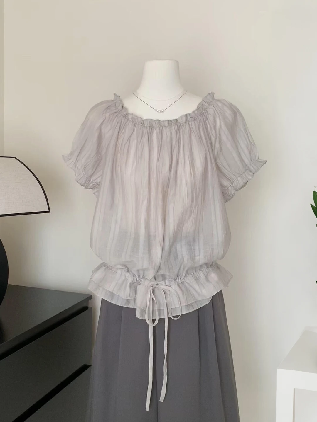 Gray Wooden Bubble Sleeve Shirt Thin Summer Korean Style Women's Top Waist Cinching Slimming Small Shirt Cotton Polyeste...
Gray Wooden Bubble Sleeve Shirt Thin Summer Korean Style Women's Top Waist Cinching Slimming Small Shirt Cotton Polyeste...