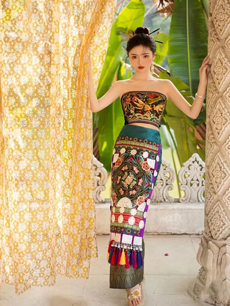 Strapless long dress with embroidery and ethnic for performance travel photography
Strapless long dress with embroidery and ethnic for performance travel photography