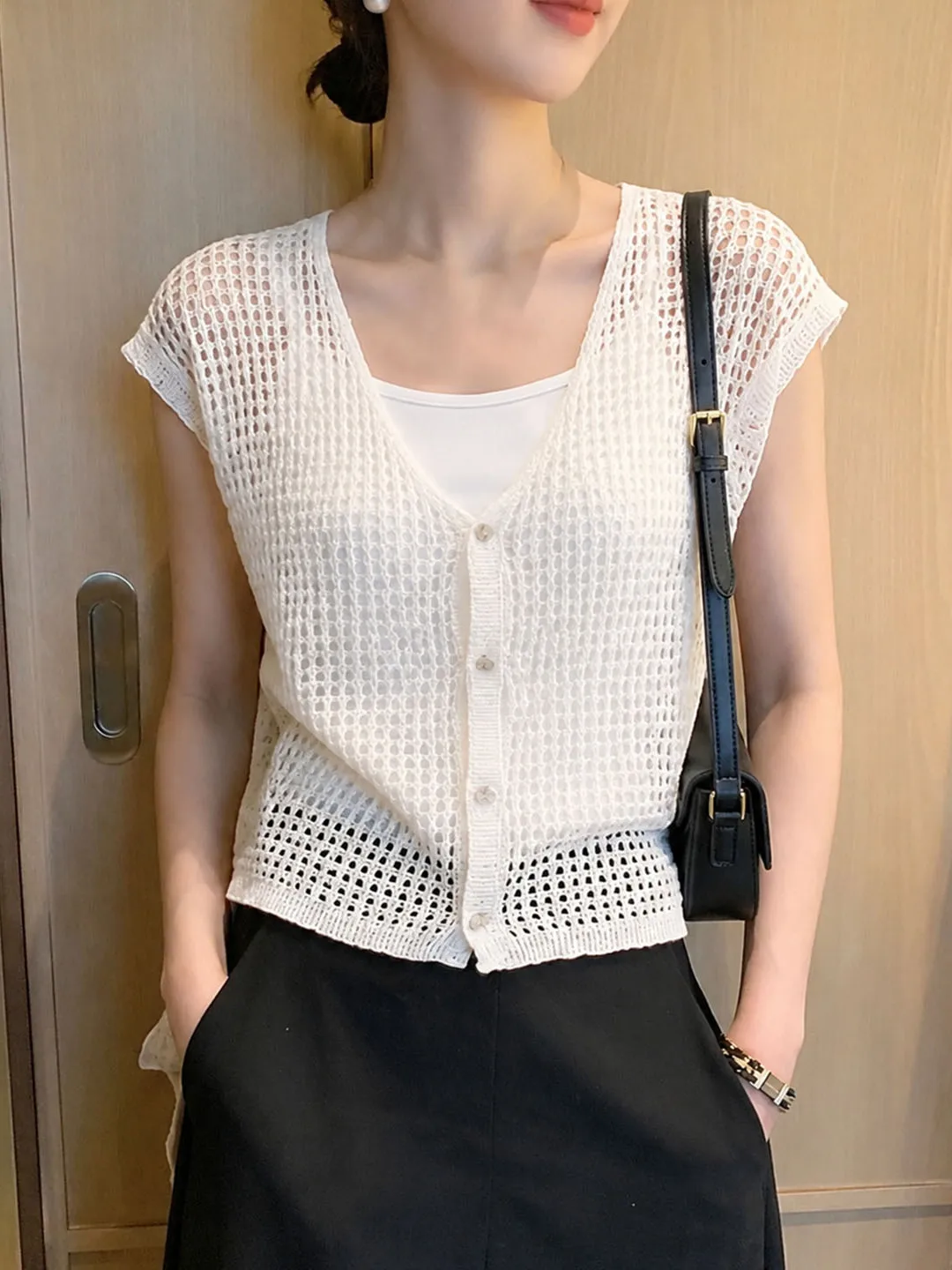 Chic Hollow out Silk Knit Top Single Button Commute Design Summer Trendy Small Shirt Korean Style Straight Cut Short Sleeve
Chic Hollow out Silk Knit Top Single Button Commute Design Summer Trendy Small Shirt Korean Style Straight Cut Short Sleeve