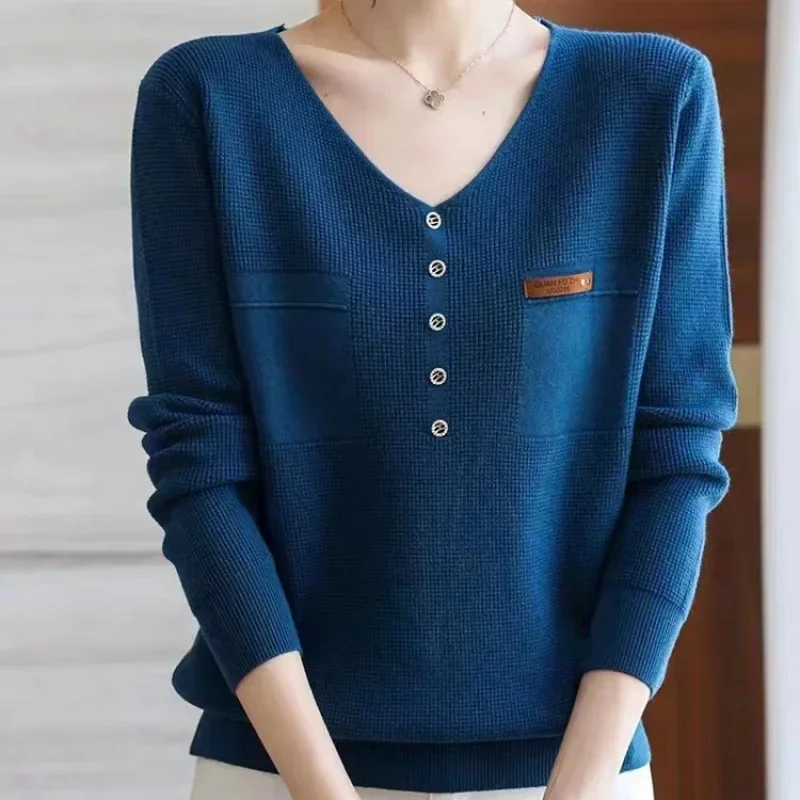 New 2024 Women's Clothing Loose Solid T-Shirts Casual Pockets Button V-neck Temperament Bottoming Autumn Winter Thin Office Lady
New 2024 Women's Clothing Loose Solid T-Shirts Casual Pockets Button V-neck Temperament Bottoming Autumn Winter Thin Office Lady