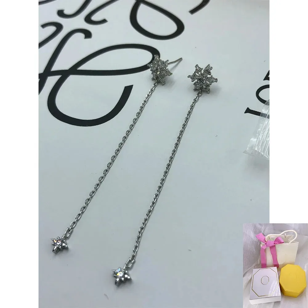 2024 new fashionable snowflake white crystal earrings high-end romantic holiday party gift
2024 new fashionable snowflake white crystal earrings high-end romantic holiday party gift