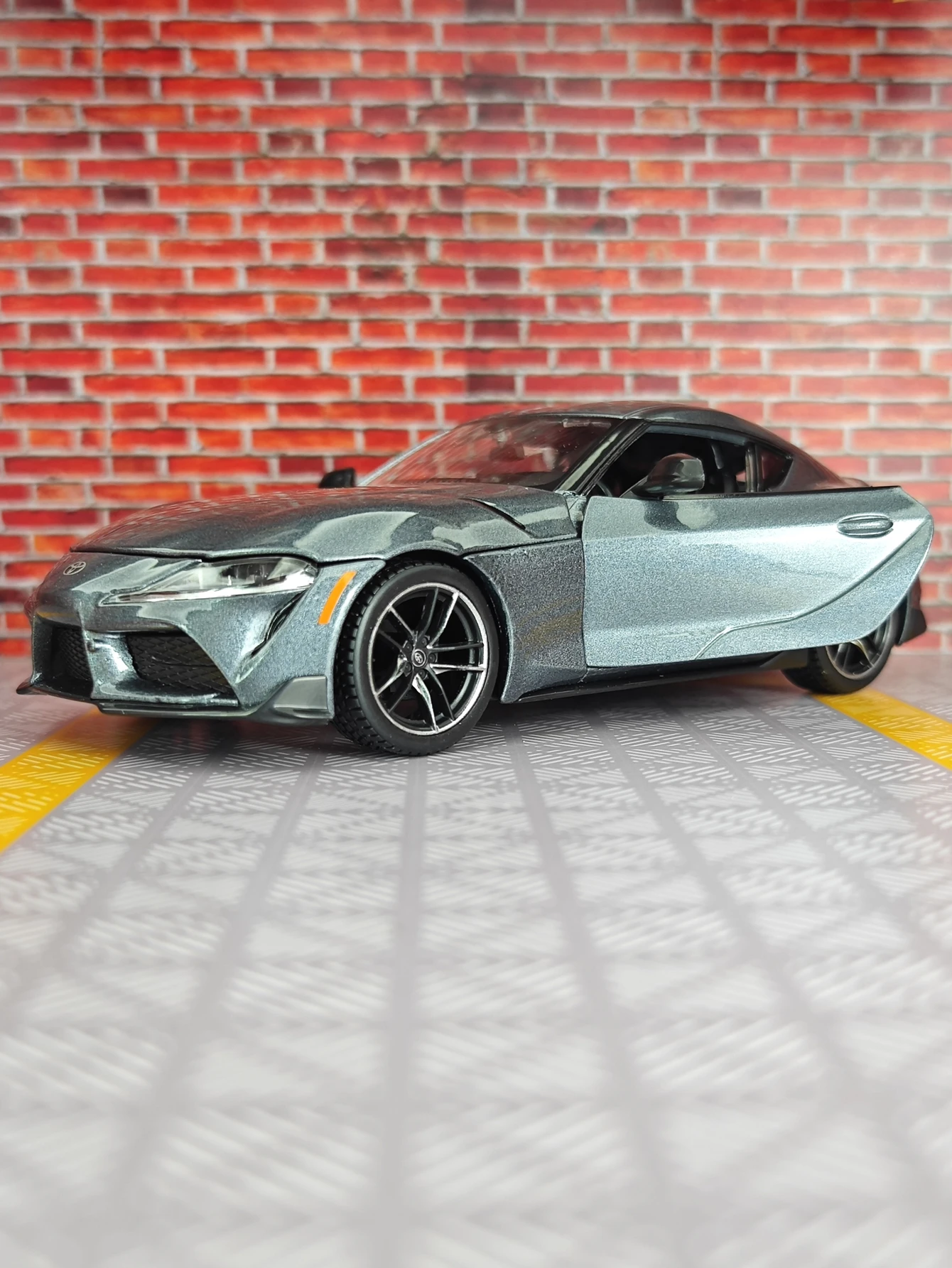 Maisto 1:24 Toyota GR Supra Sports Car Alloy Model Car Ornament Collection Static Decoration Gift for Boyfriend's Birthday Gift
Maisto 1:24 Toyota GR Supra Sports Car Alloy Model Car Ornament Collection Static Decoration Gift for Boyfriend's Birthday Gift