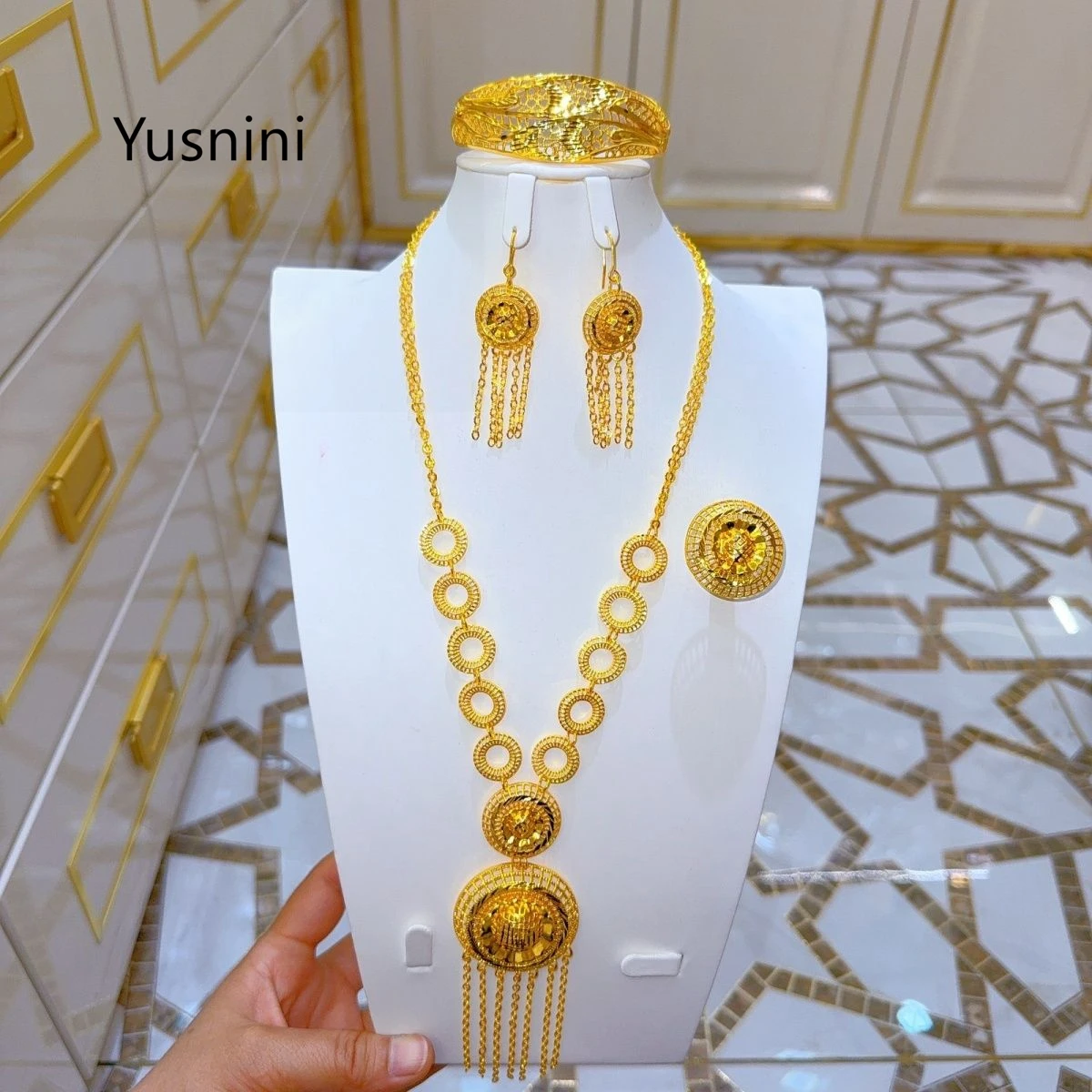 New Fashion Dubai France 24K Gold Plated Necklace Earrings Rings Bracelets Exquisite 444 Wedding Party Jewelry Set for Lovers
New Fashion Dubai France 24K Gold Plated Necklace Earrings Rings Bracelets Exquisite 444 Wedding Party Jewelry Set for Lovers