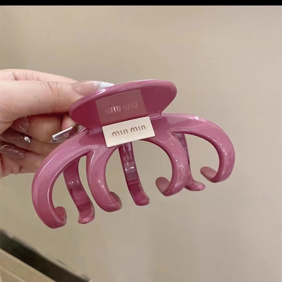 Large Disc Hair Grab Clip Retro Acrylic Hairpin Women Back of Head Simple Shark Clip Premium Letter Clip Hair Accessories Women
Large Disc Hair Grab Clip Retro Acrylic Hairpin Women Back of Head Simple Shark Clip Premium Letter Clip Hair Accessories Women
