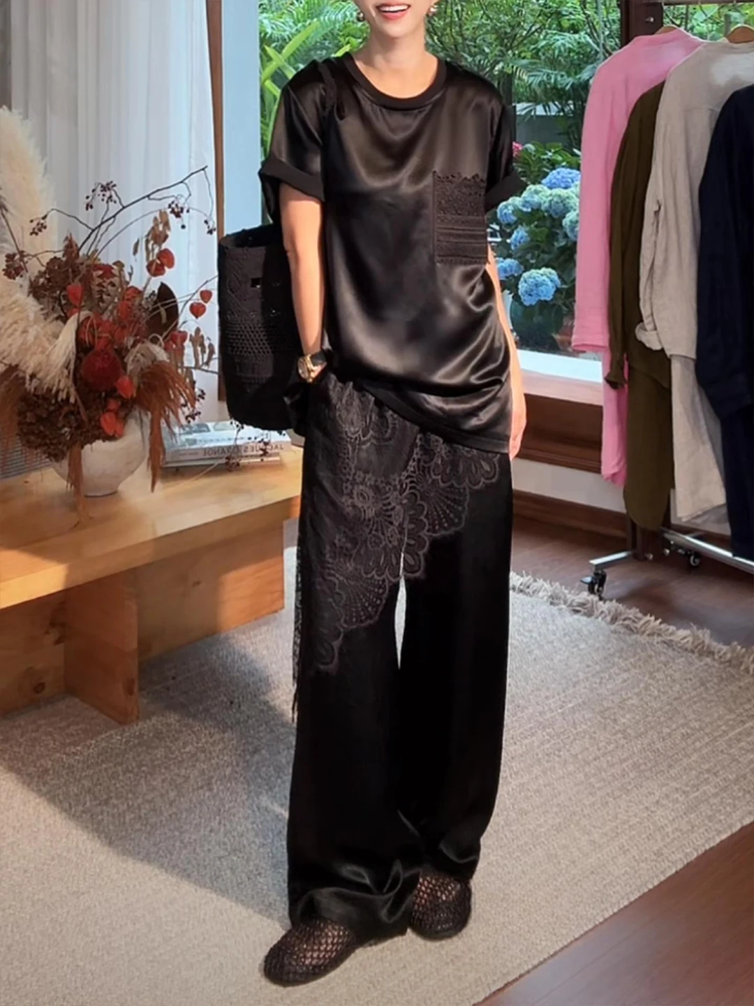 Fashionable Lace Detail Wide Leg Pants Short Sleeve T-Shirt Set Women's Summer Lightweight Casual Outfit High Waist Design
Fashionable Lace Detail Wide Leg Pants Short Sleeve T-Shirt Set Women's Summer Lightweight Casual Outfit High Waist Design
