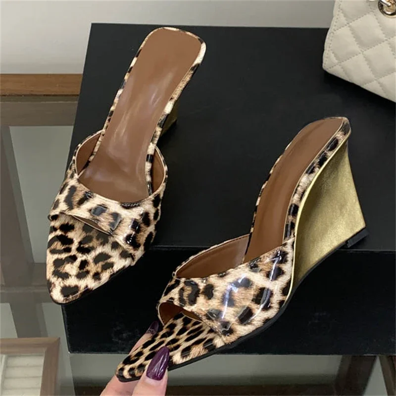 Aneikeh Women's Nude Patent Leather Wedge Mules Pointed Open Toe Slip on Wedge Heel Slides Summer Casual Office Sandals
Aneikeh Women's Nude Patent Leather Wedge Mules Pointed Open Toe Slip on Wedge Heel Slides Summer Casual Office Sandals