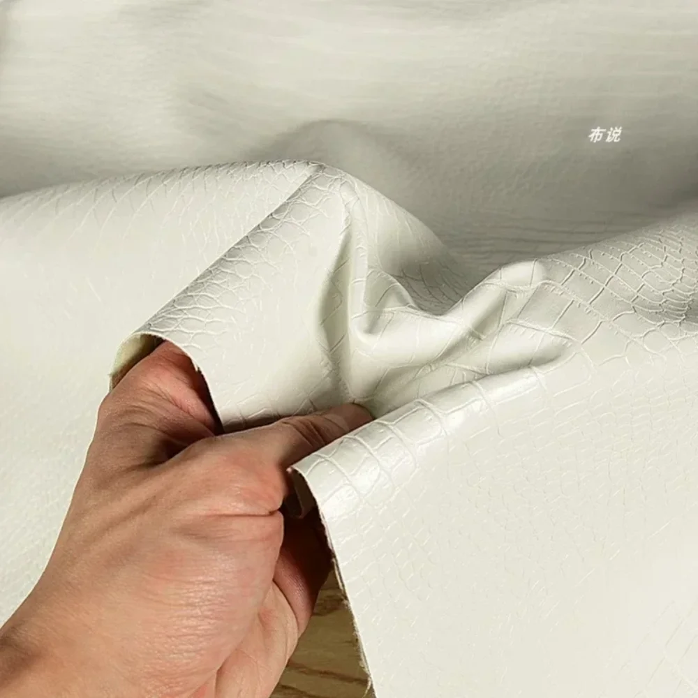 Белая мягкая гладкая ткань из искусственной кожи, микроглянцевая гладкая одежда, шитье своими руками по метрам, материал, ткань
Белая мягкая гладкая ткань из искусственной кожи, микроглянцевая гладкая одежда, шитье своими руками по метрам, материал, ткань