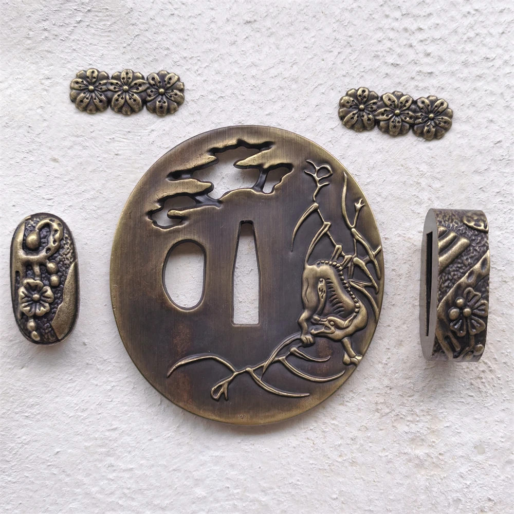Японский набор резных сплавов Tsuba Guard Fuchi Menuki Kashira, аксессуары для меча, фитинги Katana
Японский набор резных сплавов Tsuba Guard Fuchi Menuki Kashira, аксессуары для меча, фитинги Katana