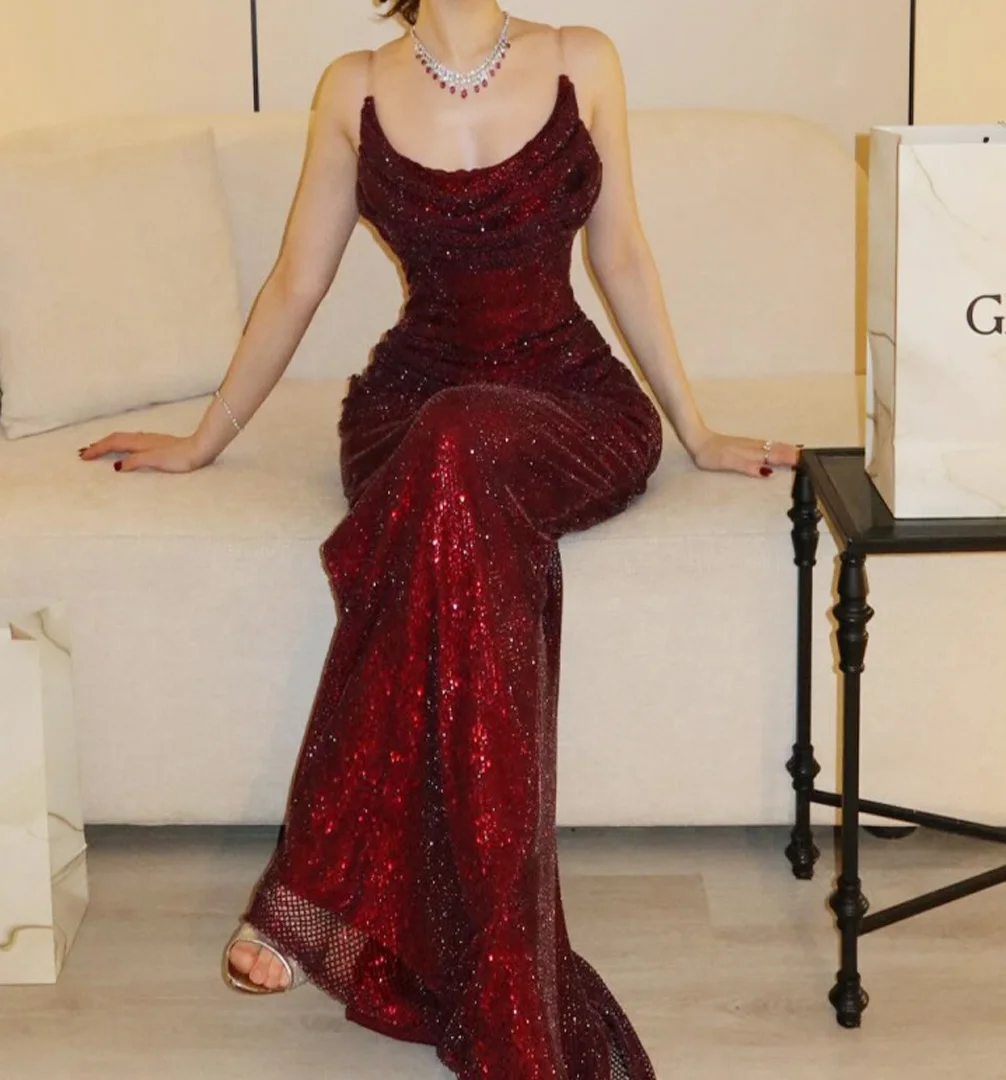 Customized Burgundy Cowl Neck Prom Dress Glitter Ruched Mermaid Train Floor Length Party Dresses Elegant robes de soirée
Customized Burgundy Cowl Neck Prom Dress Glitter Ruched Mermaid Train Floor Length Party Dresses Elegant robes de soirée