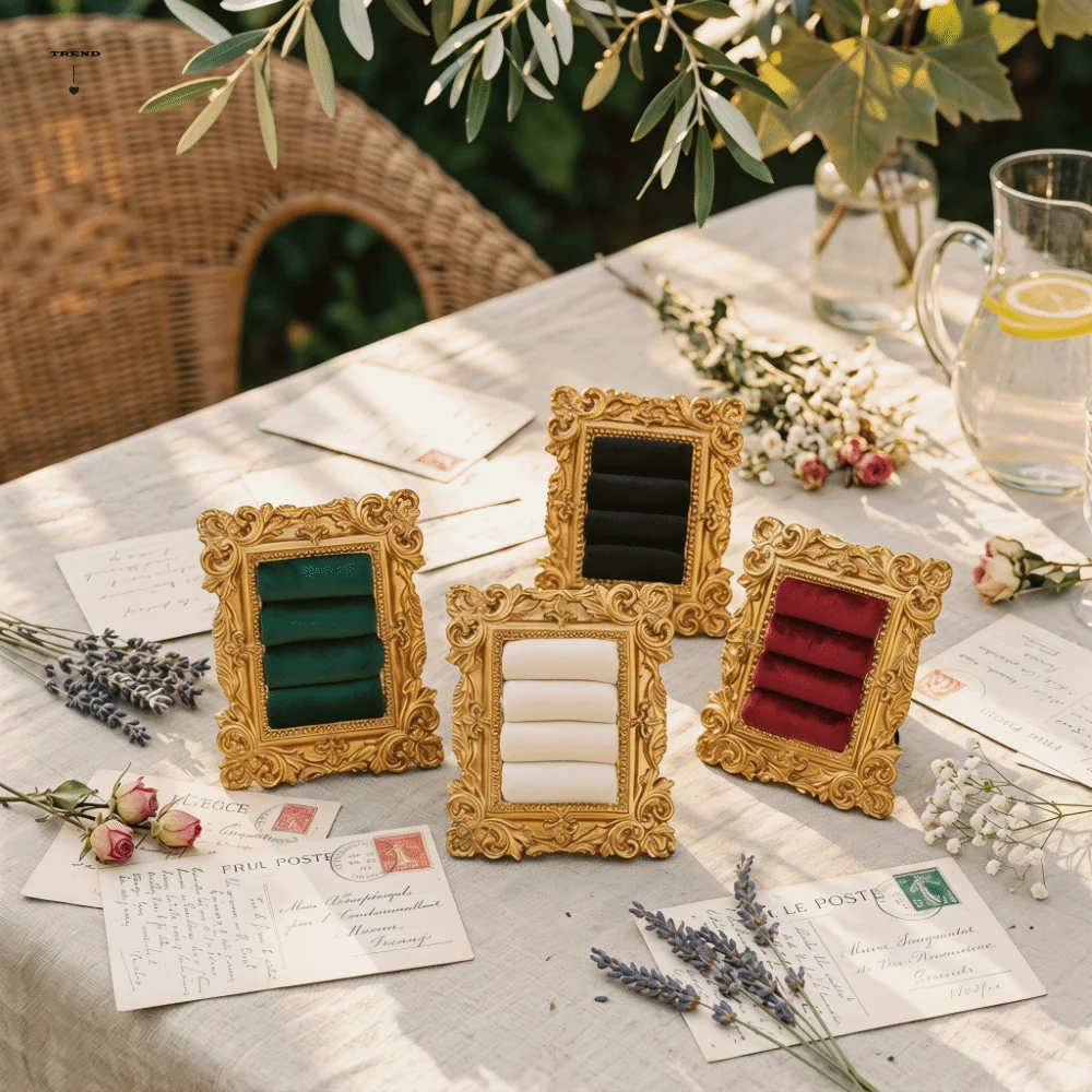 Vintage Photo Frame Earring Holder Velvet Resin Frame Ring Display Stand Baroque Design Chic Bracelet Display Stand Desk Storage
Vintage Photo Frame Earring Holder Velvet Resin Frame Ring Display Stand Baroque Design Chic Bracelet Display Stand Desk Storage