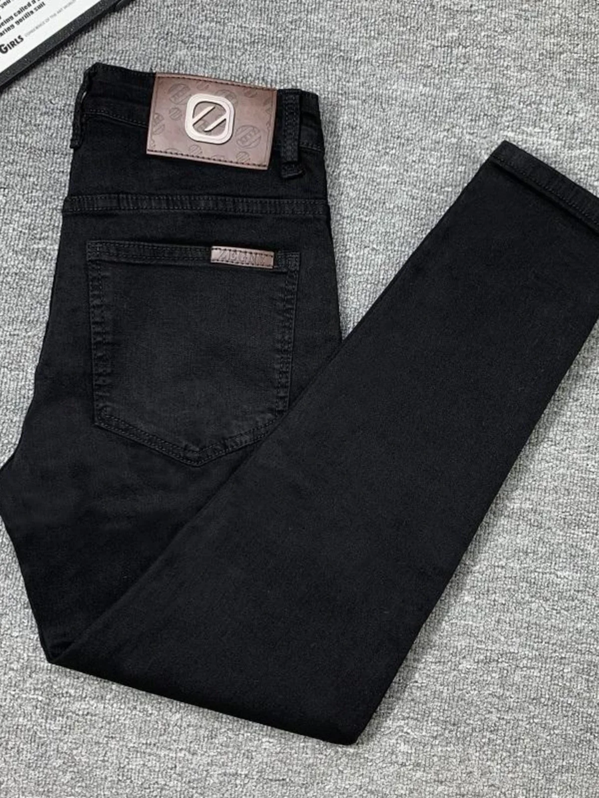 Мужские джинсы Slim Fit из чистого черного эластичного денима, укороченные, повседневные, модные, весенне-осенние, класса люкс, молодежные, стильные
Мужские джинсы Slim Fit из чистого черного эластичного денима, укороченные, повседневные, модные, весенне-осенние, класса люкс, молодежные, стильные