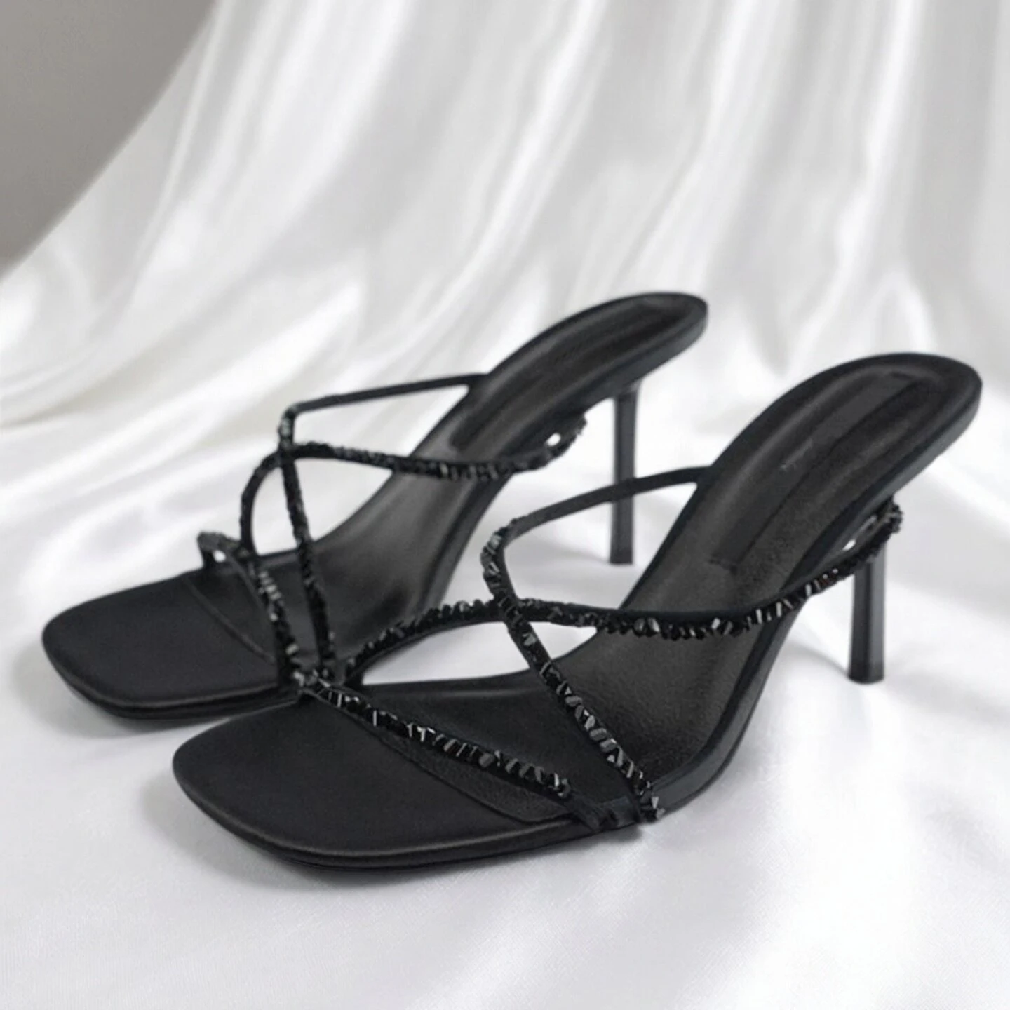 sexy ladies dinner party crystal narrow band slippers women glitter strap flip flops rhinestone rivets band sandalias mujer
sexy ladies dinner party crystal narrow band slippers women glitter strap flip flops rhinestone rivets band sandalias mujer