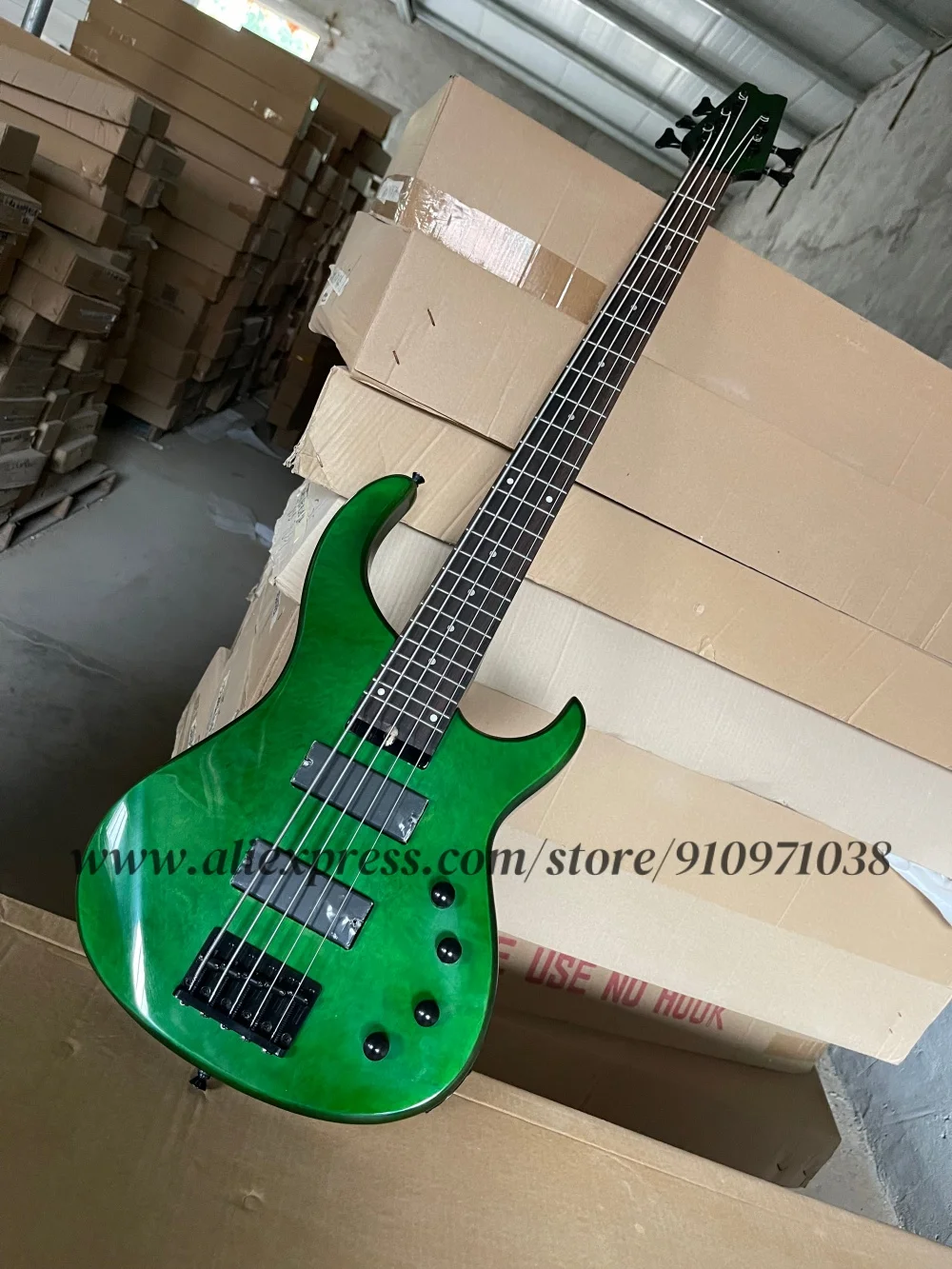 5 strings green bass guitar, quilted maple top, solid wood body with black maple neck, black tuner, 24 frets
5 strings green bass guitar, quilted maple top, solid wood body with black maple neck, black tuner, 24 frets