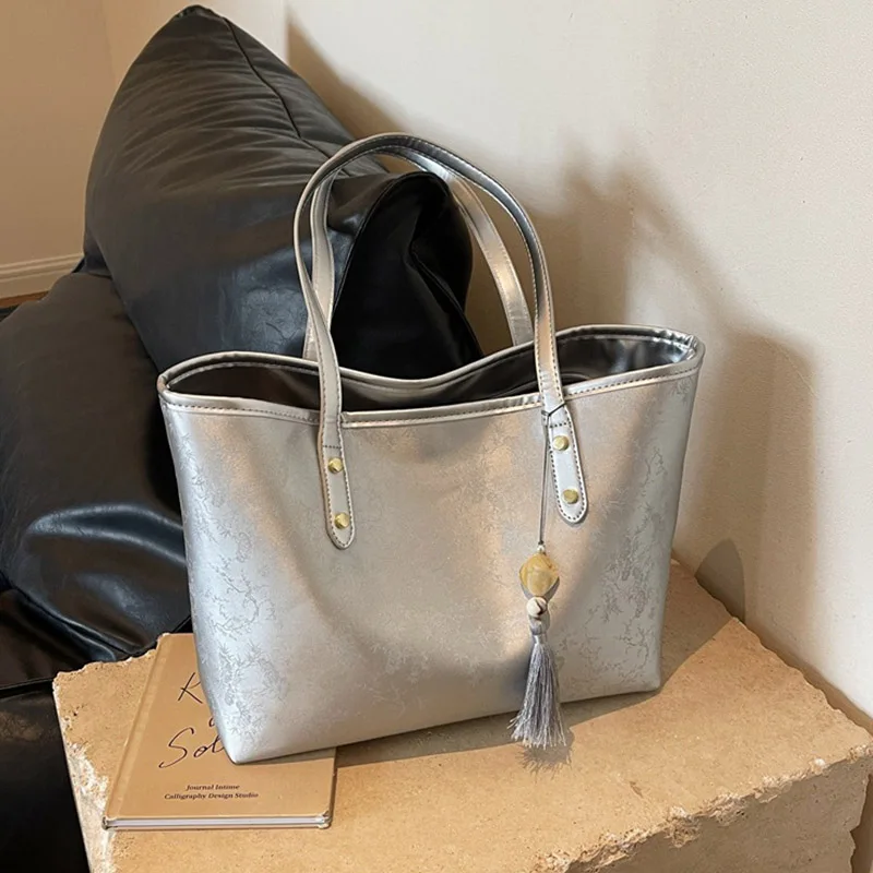 Large Capacity Fashionable Underarm Tote Bag 2024 New Women's Travel And Office High-Quality Silver Off White Commuting Handbag
Large Capacity Fashionable Underarm Tote Bag 2024 New Women's Travel And Office High-Quality Silver Off White Commuting Handbag