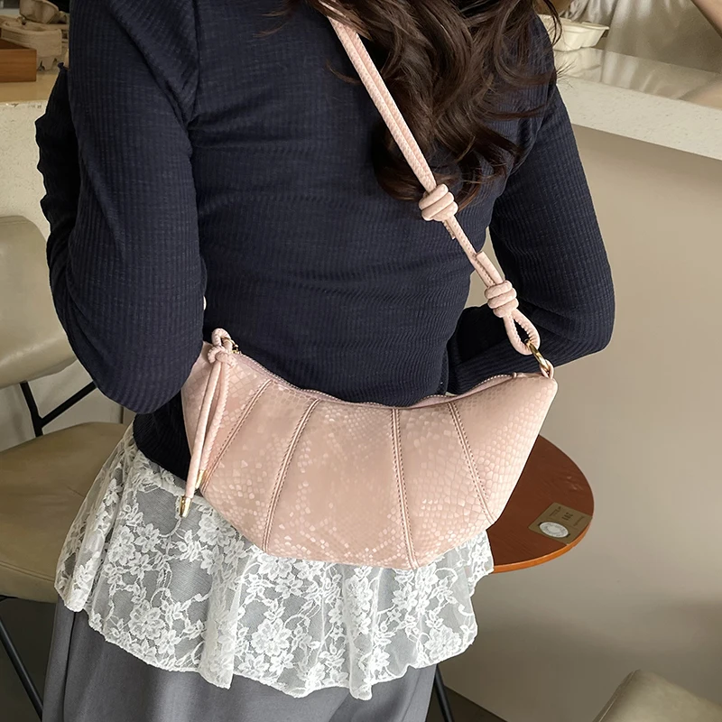Trendy Versatile Women's PU Leather Crocodile Leather Shoulder Crossbody Bag Simple And Casual Commuting Storage Croissant Bags
Trendy Versatile Women's PU Leather Crocodile Leather Shoulder Crossbody Bag Simple And Casual Commuting Storage Croissant Bags