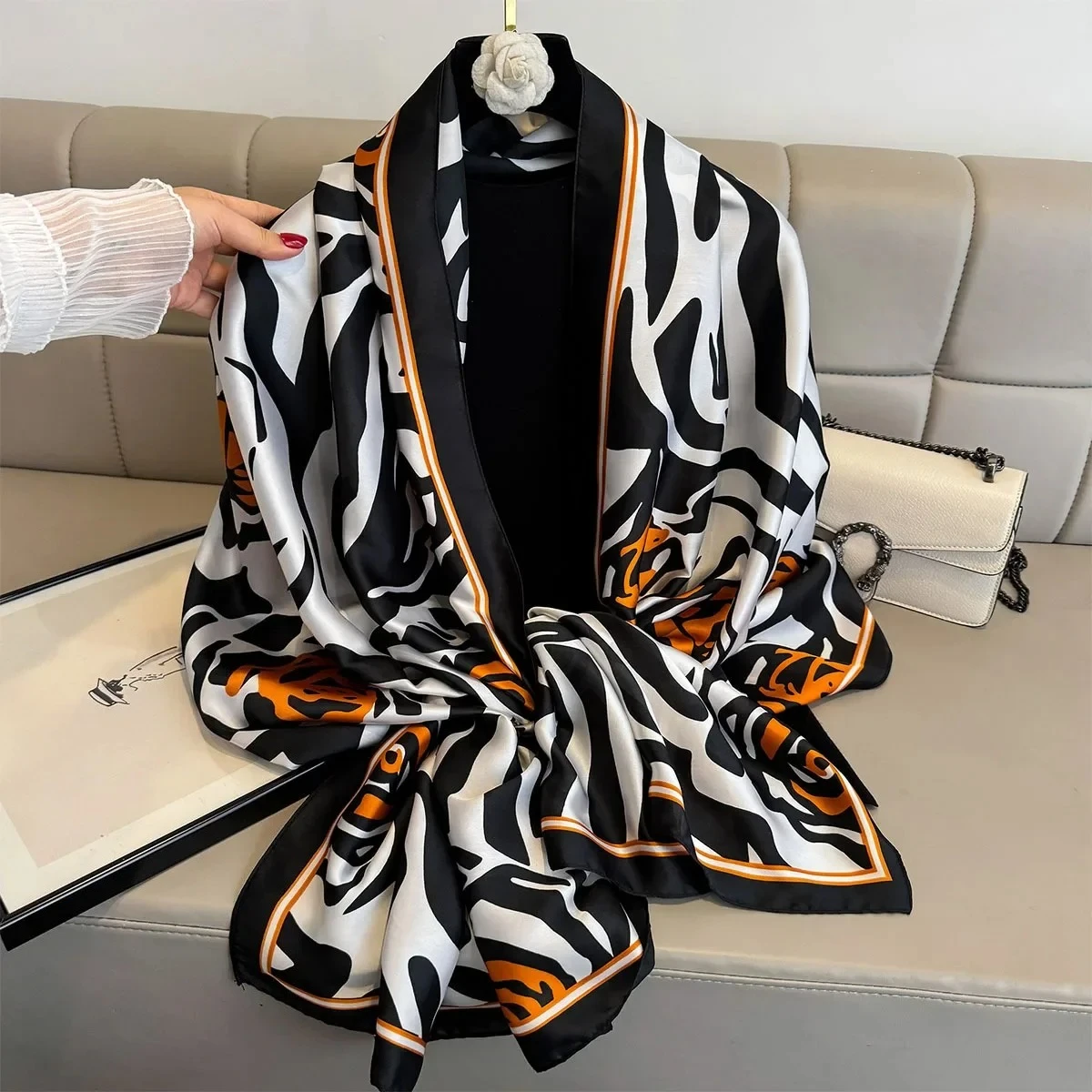 Luxury Brand Women Scarf Summer Silk Shawl Lady Wrap Soft Female Echarpe Designer Beach Stole Bandanna foulard muffler
Luxury Brand Women Scarf Summer Silk Shawl Lady Wrap Soft Female Echarpe Designer Beach Stole Bandanna foulard muffler