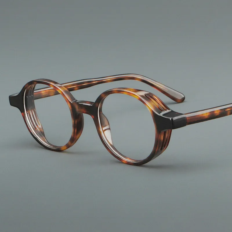 Windproof glasses with sheet metal frames are popular in Europe America These frames can be matched with myopia and presbyopia
Windproof glasses with sheet metal frames are popular in Europe America These frames can be matched with myopia and presbyopia