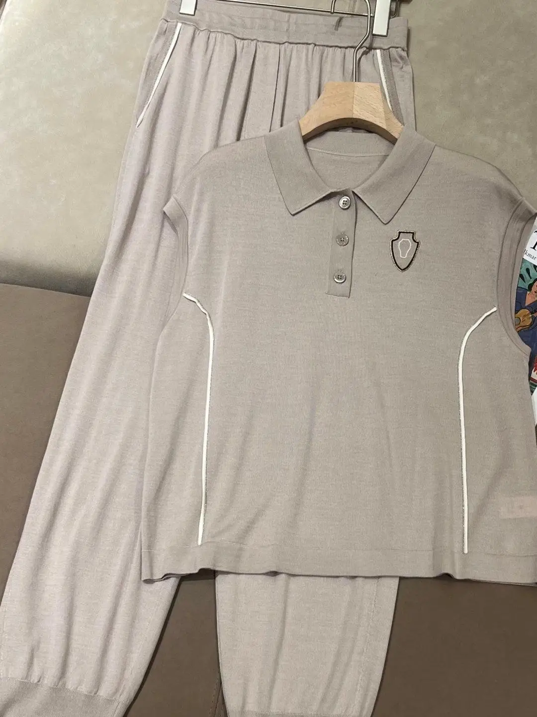 Summer high quality silk and merino wool jersey solid color trouser suit
Summer high quality silk and merino wool jersey solid color trouser suit