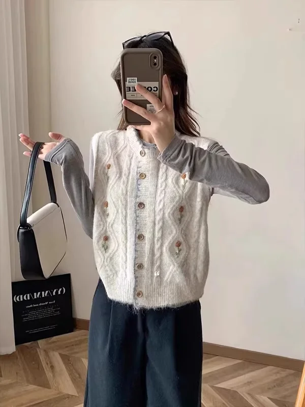 Extra Large 300 Pounds Flower Embroidery Knitted Vest Women's Autumn Winter Design Sleeveless Shoulder Pad Layering Sweater Vest
Extra Large 300 Pounds Flower Embroidery Knitted Vest Women's Autumn Winter Design Sleeveless Shoulder Pad Layering Sweater Vest