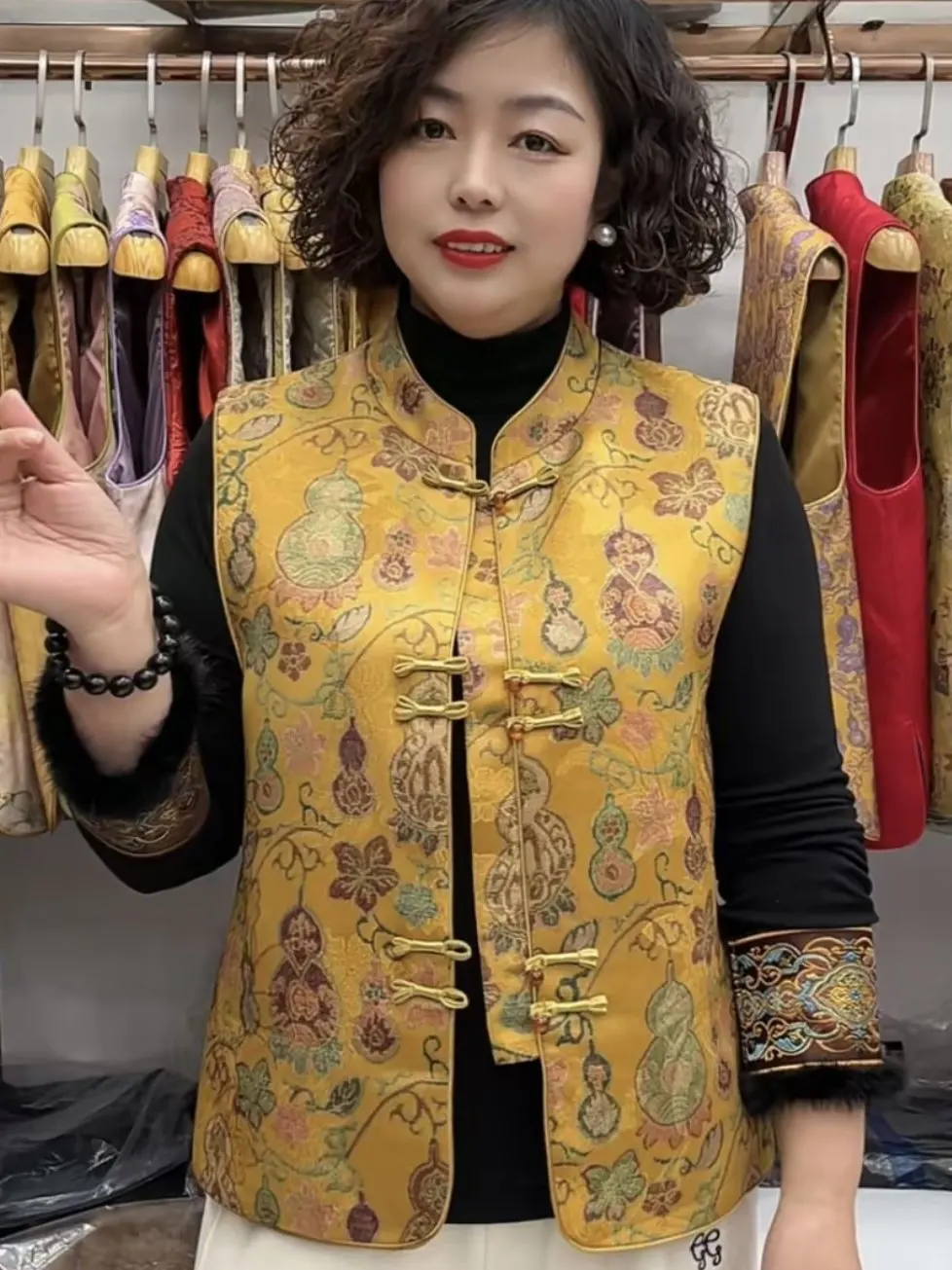 New Chinese Style Gourd Print Vest 2026 Spring New Middle Age Mom Outfit Worn as Jacket Breathable Comfortable Allergy Free
New Chinese Style Gourd Print Vest 2026 Spring New Middle Age Mom Outfit Worn as Jacket Breathable Comfortable Allergy Free