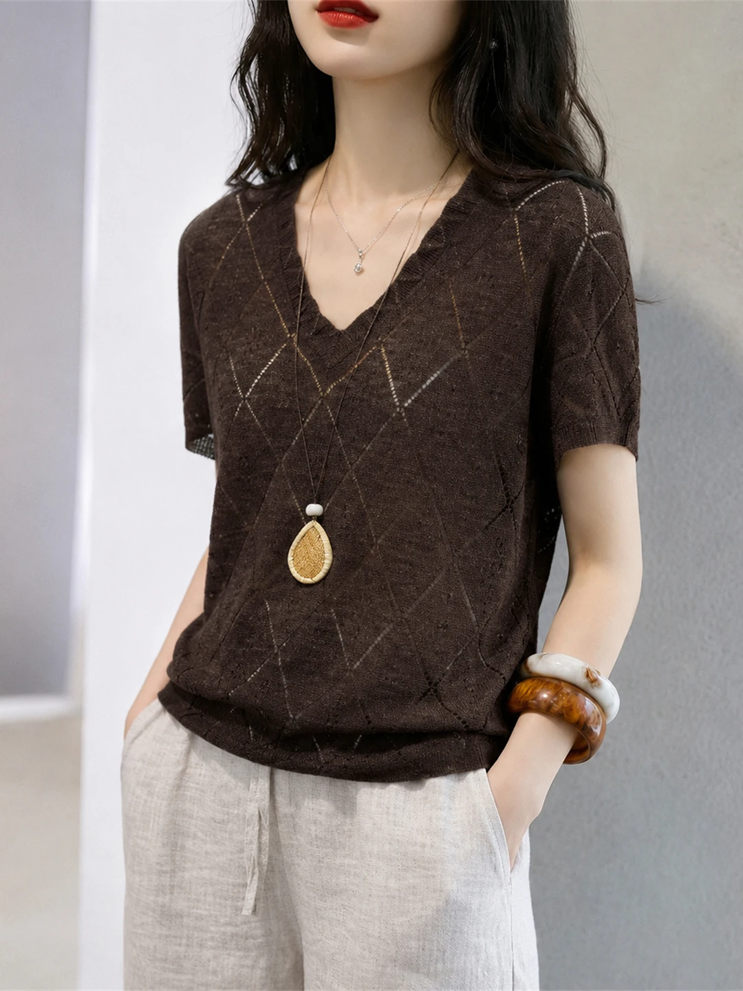 Korean Style Ice Silk Vintage Short Sleeve V-Neck Knitwear Summer Slimming Commute Top Women's Fashion Classy Color
Korean Style Ice Silk Vintage Short Sleeve V-Neck Knitwear Summer Slimming Commute Top Women's Fashion Classy Color