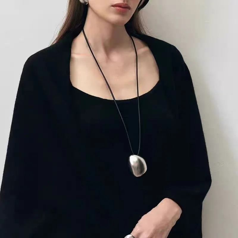 Niche Retro Large Square Pendant Necklace High-end Autumn and Winter Jewelry Women's Sweater Chain Fashion Trend Accessories New
Niche Retro Large Square Pendant Necklace High-end Autumn and Winter Jewelry Women's Sweater Chain Fashion Trend Accessories New