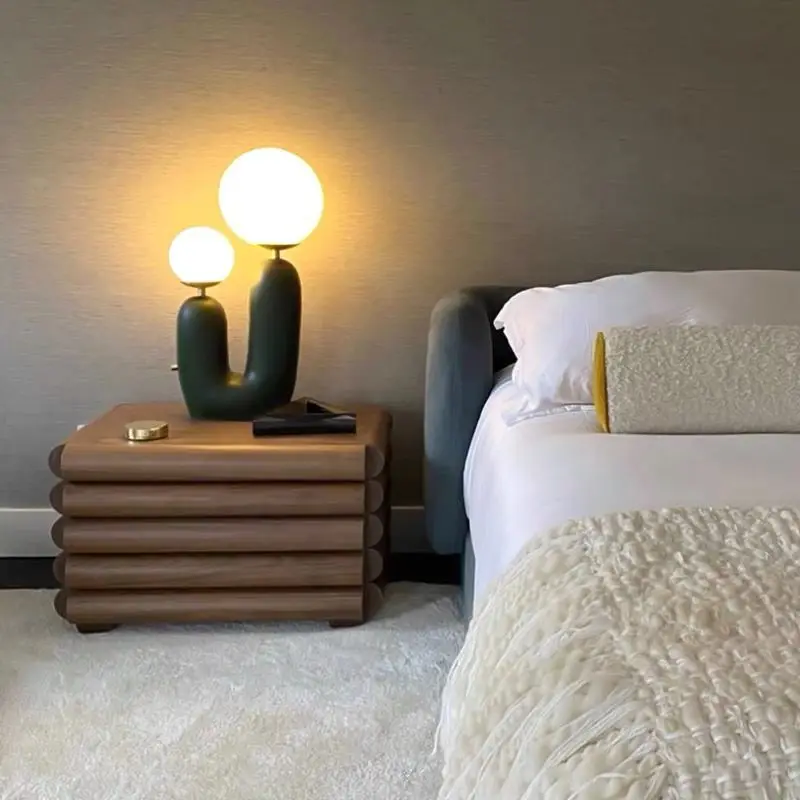 Скандинавская роскошная модель дома, выставочный зал, настольная лампа из смолы, спальня, гостиная, креативный современный простой светильник для спальни
Скандинавская роскошная модель дома, выставочный зал, настольная лампа из смолы, спальня, гостиная, креативный современный простой светильник для спальни