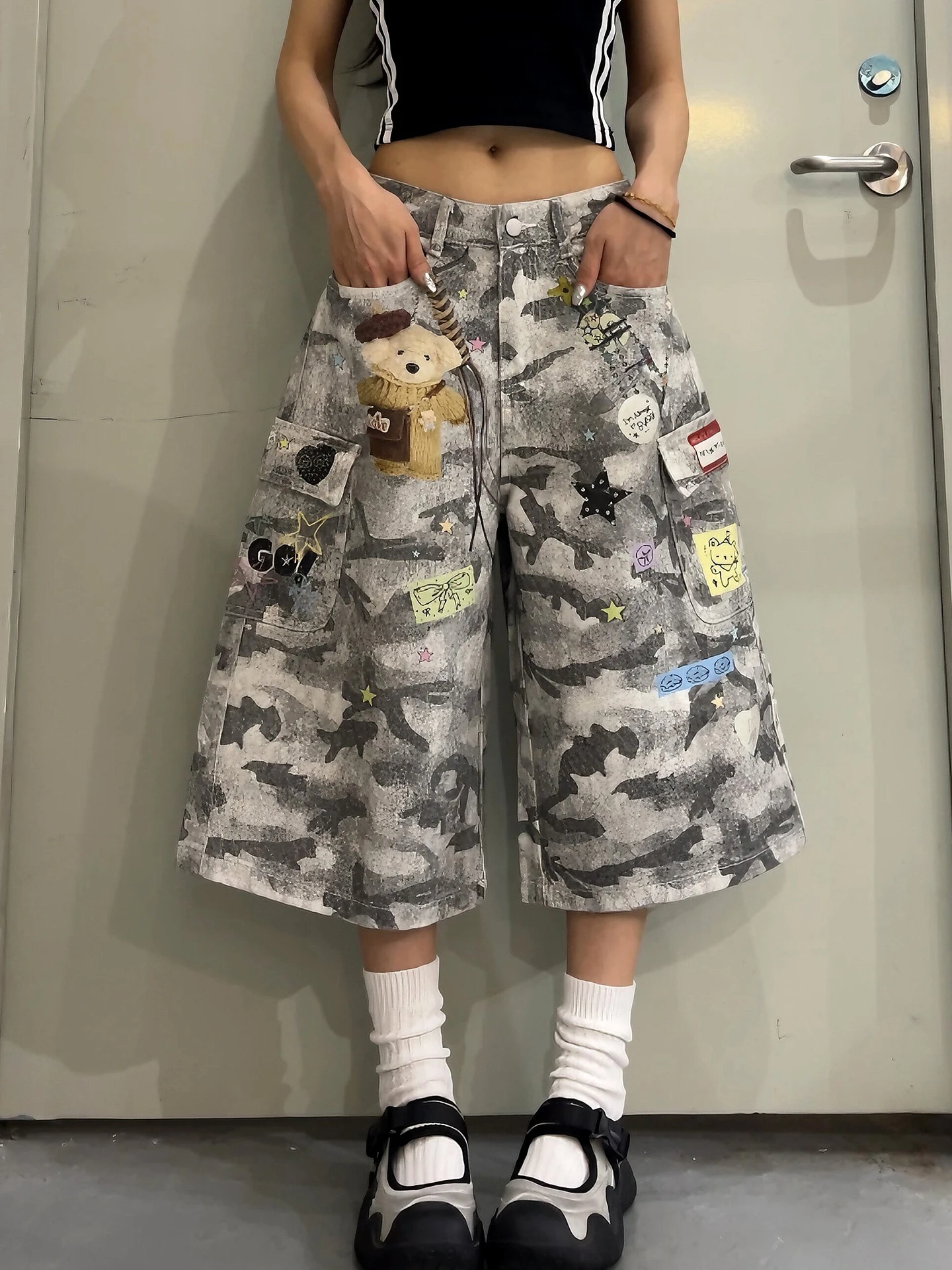 Retro American Streetwear Camouflage Workwear Seven-Foot Pants Large Pocket Loose Wide Leg Shorts Trendy for Men And Women
Retro American Streetwear Camouflage Workwear Seven-Foot Pants Large Pocket Loose Wide Leg Shorts Trendy for Men And Women