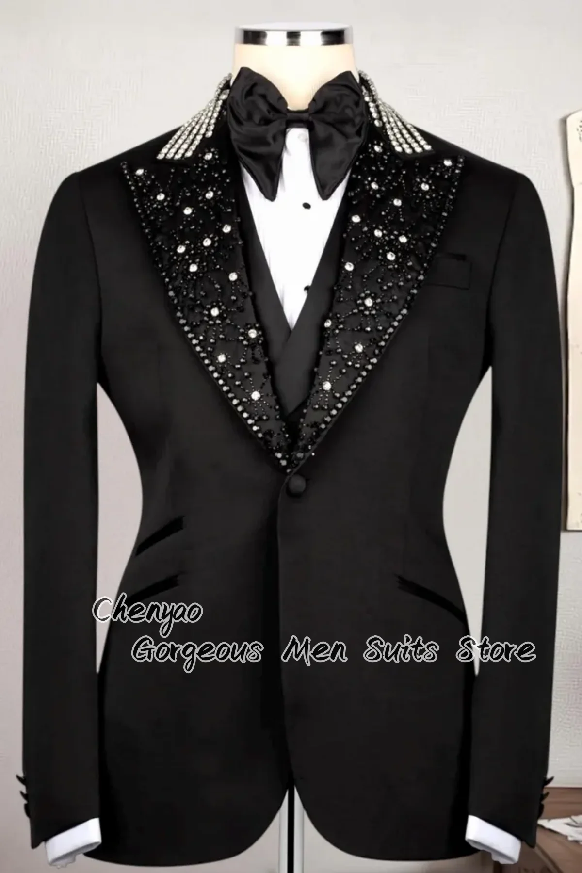 Classic Rhinestone Beaded Fashin Men Suits Customized Groom Tuxedos Party Male Slim Fit Blazers 3 Piece Sets pantalones hombre
Classic Rhinestone Beaded Fashin Men Suits Customized Groom Tuxedos Party Male Slim Fit Blazers 3 Piece Sets pantalones hombre