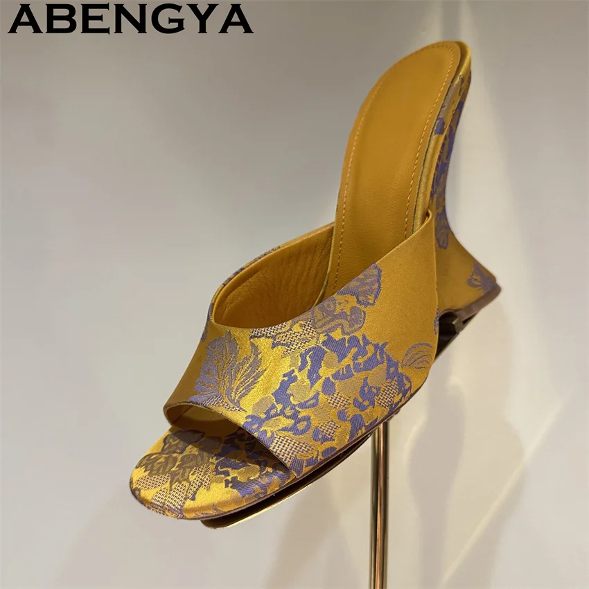 2026 Summer New Fish Mouth Toe Wedge-soled Slippers Woman Quality Transparent Slipsole High Heels Mules Slippers for Women Shoes
2026 Summer New Fish Mouth Toe Wedge-soled Slippers Woman Quality Transparent Slipsole High Heels Mules Slippers for Women Shoes