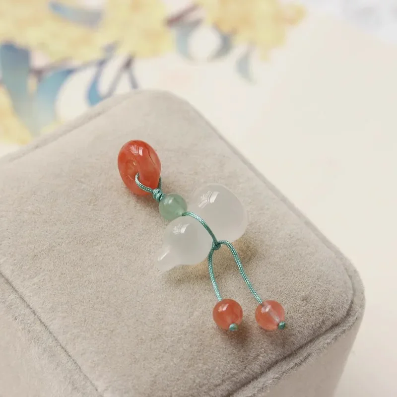 Natural agate gourd small slippery, hand-woven Nanhong ring chalcedony small buns DIY pendant
Natural agate gourd small slippery, hand-woven Nanhong ring chalcedony small buns DIY pendant