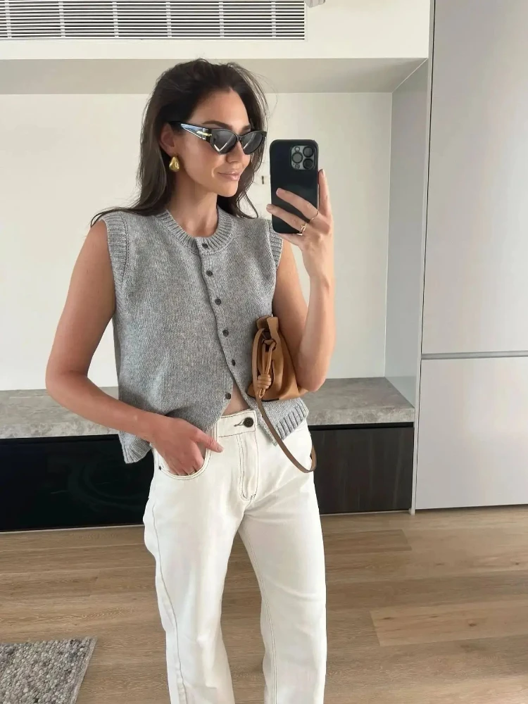 2025 Autumn Fashion Knitted Vests Top For Women Casual Single-Breasted Knitwear Cardigan Tanks Female Solid Sleeveless Sweaters
2025 Autumn Fashion Knitted Vests Top For Women Casual Single-Breasted Knitwear Cardigan Tanks Female Solid Sleeveless Sweaters