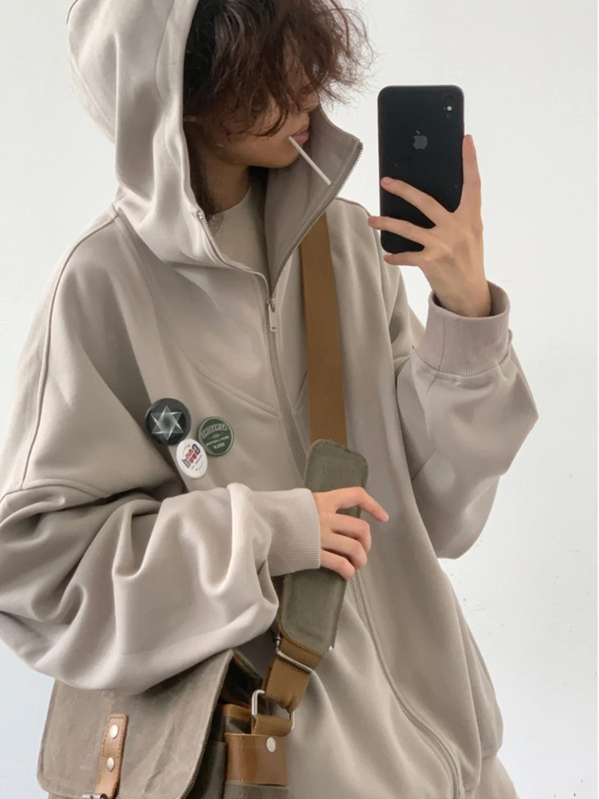 Ретро-японская толстовка с капюшоном, базовая однотонная куртка с эмблемой и силуэтом, осенняя коллекция
Ретро-японская толстовка с капюшоном, базовая однотонная куртка с эмблемой и силуэтом, осенняя коллекция