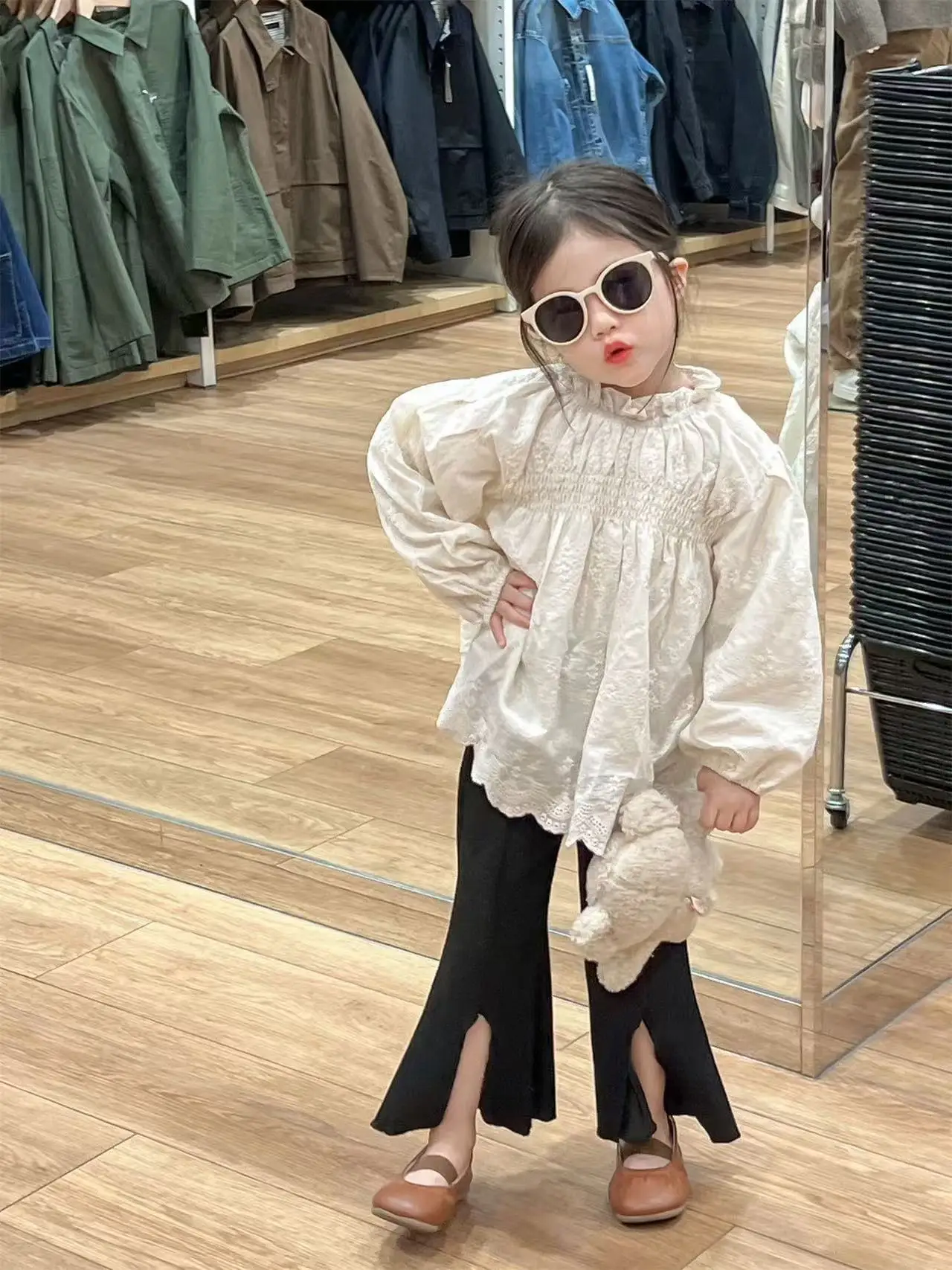 Girl's Temperament Small Stand Collar Cowhide Lace Doll Shirt+children's Black Split Shorts Two-piece Set Kids Outfits
Girl's Temperament Small Stand Collar Cowhide Lace Doll Shirt+children's Black Split Shorts Two-piece Set Kids Outfits