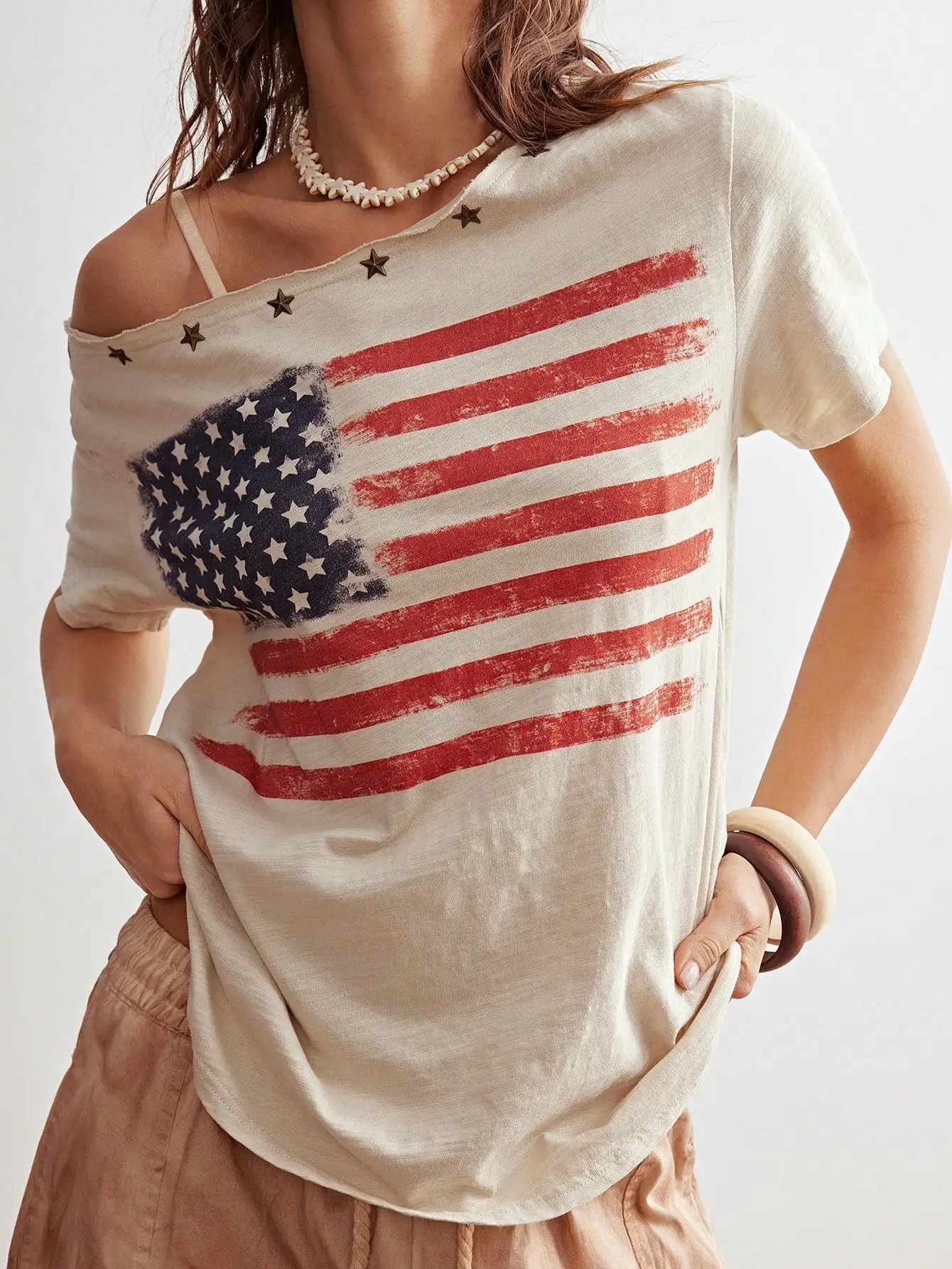 Off-Shoulder Graphic Tee With American Flag Print Bohemian Style
Off-Shoulder Graphic Tee With American Flag Print Bohemian Style