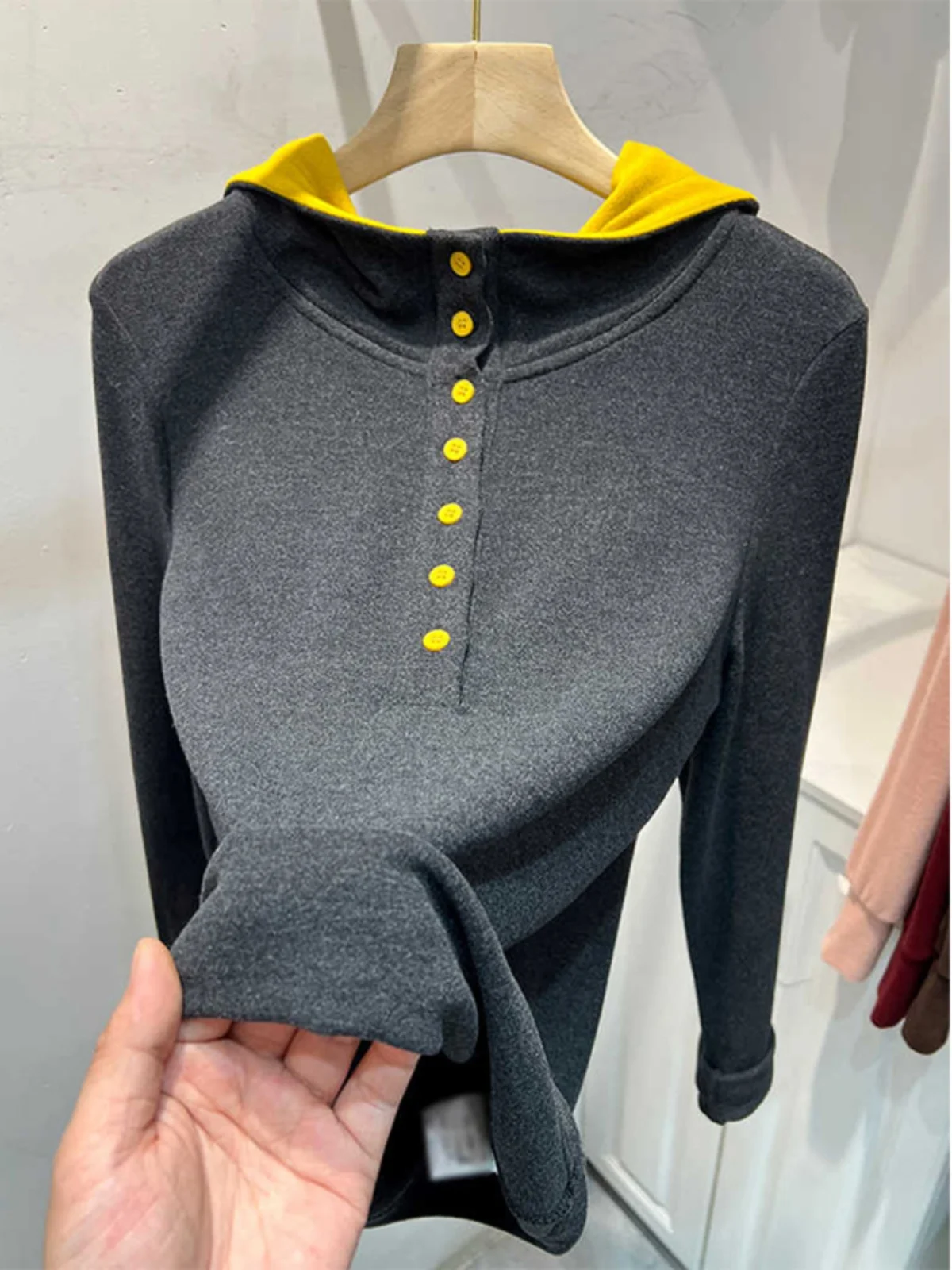 Двусторонняя вельветовая вязаная шапка-капюшон, женская приталенная толстовка с длинными рукавами и цветными блоками, зимняя новинка, на пуговицах, базовая кофта
Двусторонняя вельветовая вязаная шапка-капюшон, женская приталенная толстовка с длинными рукавами и цветными блоками, зимняя новинка, на пуговицах, базовая кофта