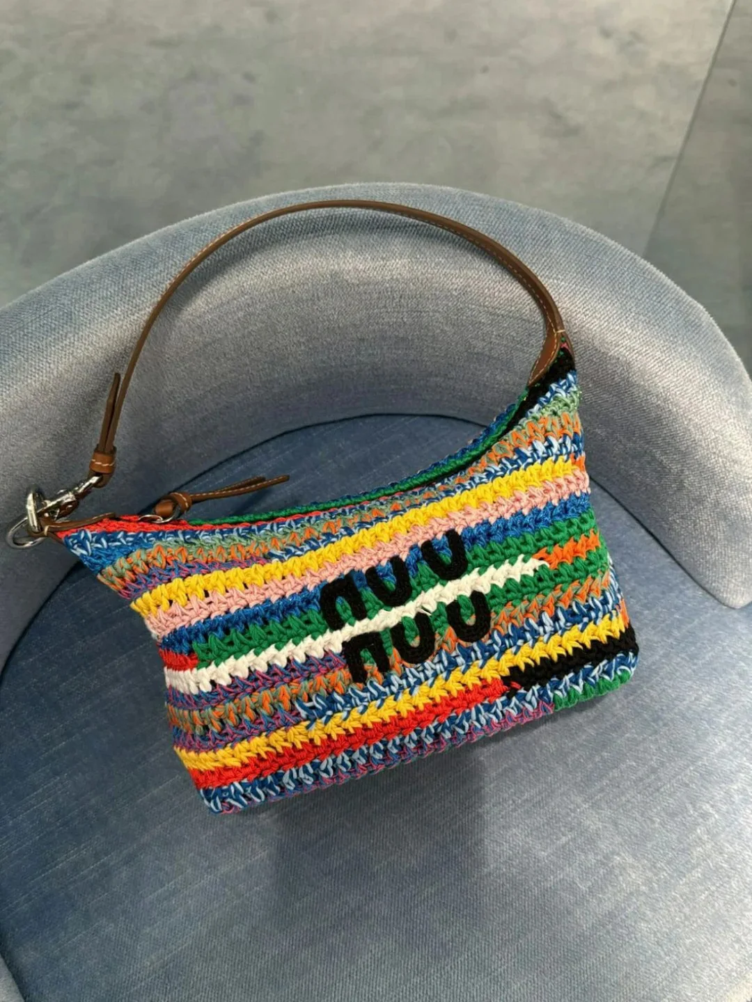 Trendy 2024 New Stripe Versatile Handheld Lunch Box Bag Women's Design Faionable Underarm Bag Faionable Commuter Bag
Trendy 2024 New Stripe Versatile Handheld Lunch Box Bag Women's Design Faionable Underarm Bag Faionable Commuter Bag