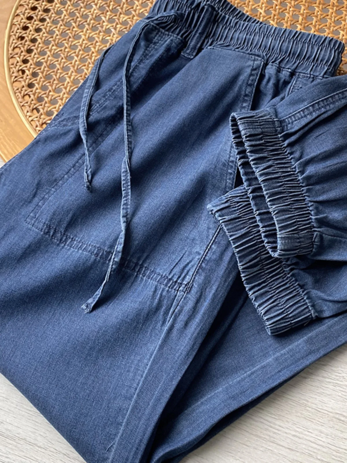 Мужские летние повседневные джинсы из смешанной ткани с эластичным поясом на шнурке, длинные брюки с манжетами, свободный крой, молодежный стиль, для повседневной носки
Мужские летние повседневные джинсы из смешанной ткани с эластичным поясом на шнурке, длинные брюки с манжетами, свободный крой, молодежный стиль, для повседневной носки