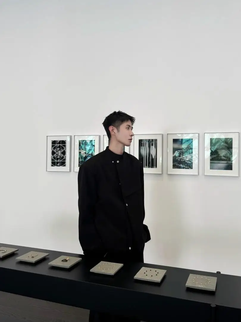 Новая осенняя ветрозащитная куртка унисекс 2025 года с асимметричным воротником-стойкой, свободного кроя, из полиэфирного волокна, с защитой от морщин...
Новая осенняя ветрозащитная куртка унисекс 2025 года с асимметричным воротником-стойкой, свободного кроя, из полиэфирного волокна, с защитой от морщин...