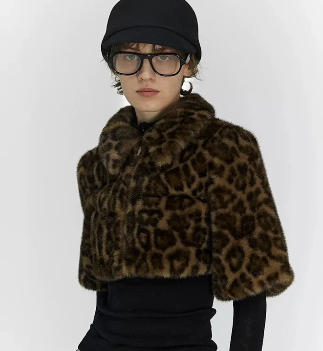Модная короткая куртка с воротником-молнией и леопардовым принтом, полиэфирное волокно, уличный стиль, осень-зима, Новое поступление, женское верхнее пальто
Модная короткая куртка с воротником-молнией и леопардовым принтом, полиэфирное волокно, уличный стиль, осень-зима, Новое поступление, женское верхнее пальто