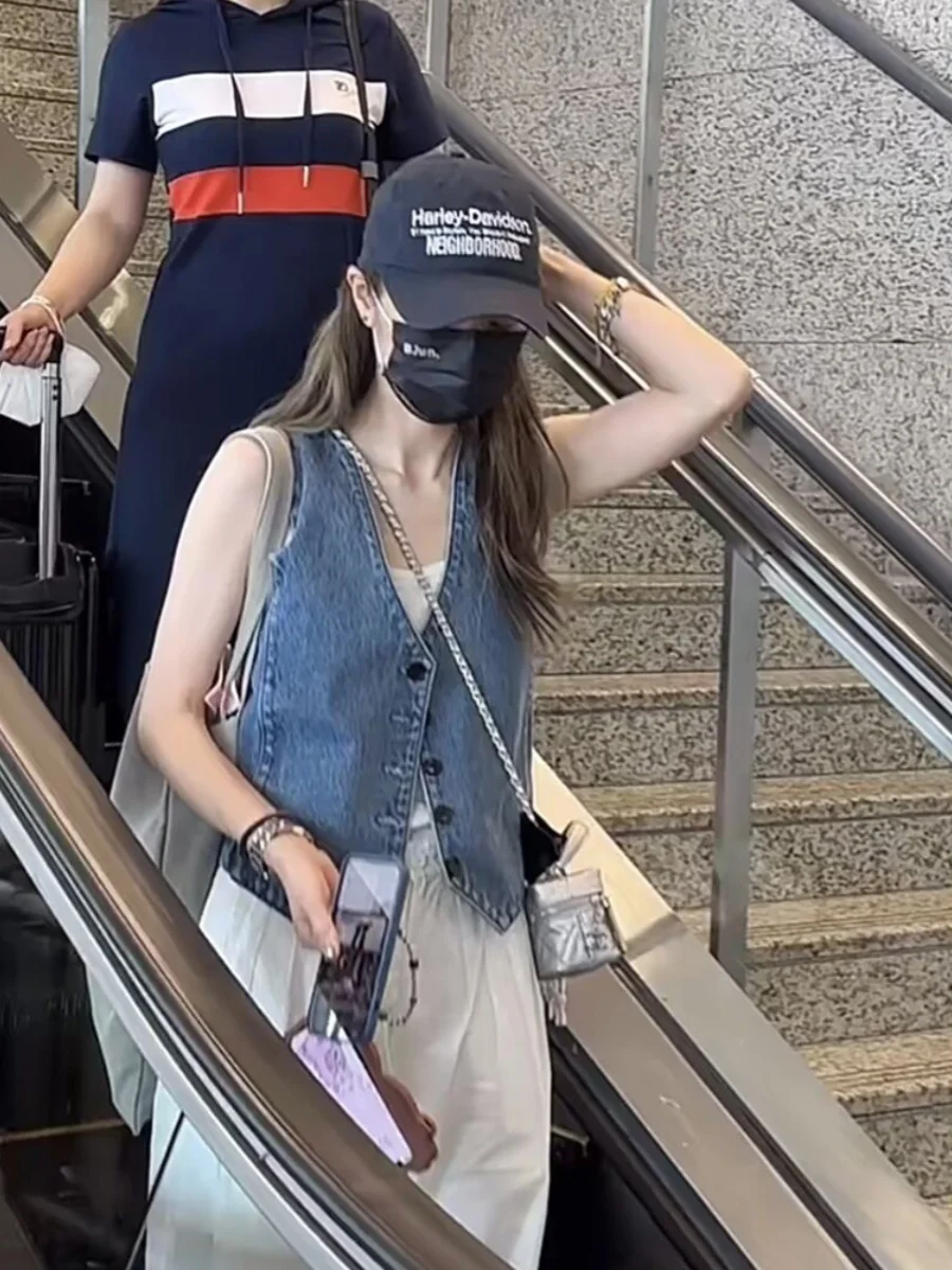 Корейский повседневный джинсовый жилет, топ, женский летний модный свободный многослойный жилет с v-образным вырезом, универсальный жилет на одной пуговице
Корейский повседневный джинсовый жилет, топ, женский летний модный свободный многослойный жилет с v-образным вырезом, универсальный жилет на одной пуговице