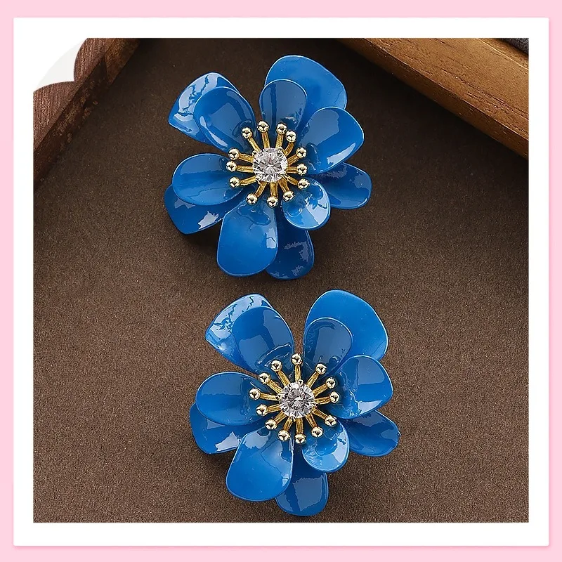 Korean Version of Fashionable Exquisite Vacation Wind Diamond-encrusted Paint Three-dimensional Flower Stud Earrings Temperament
Korean Version of Fashionable Exquisite Vacation Wind Diamond-encrusted Paint Three-dimensional Flower Stud Earrings Temperament