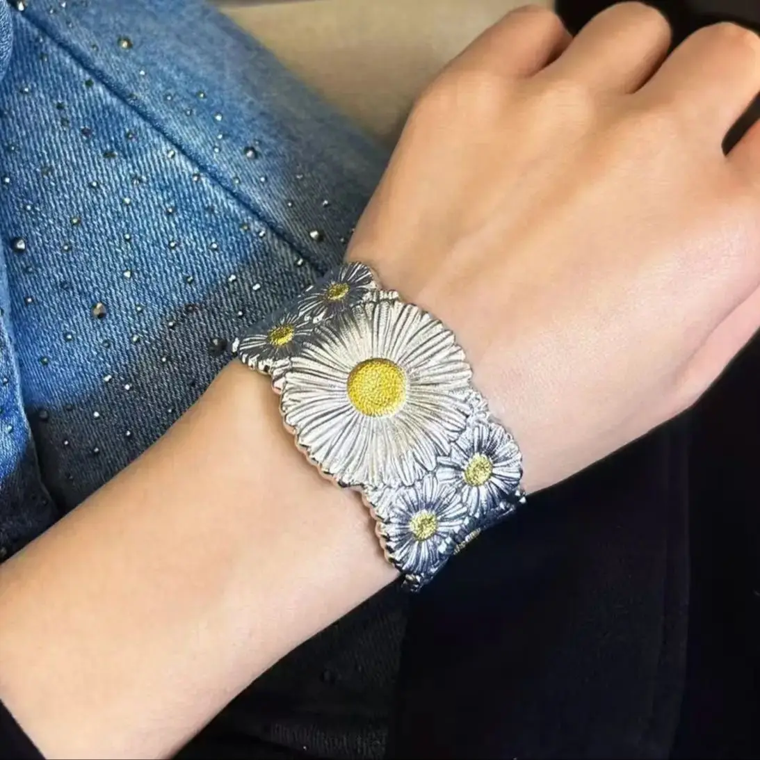 Fashionable Retro S925 Pure Silver Open bracelet With Palace Style Design, Women's Unique Bracelet, Exquisite Holiday Gift
Fashionable Retro S925 Pure Silver Open bracelet With Palace Style Design, Women's Unique Bracelet, Exquisite Holiday Gift