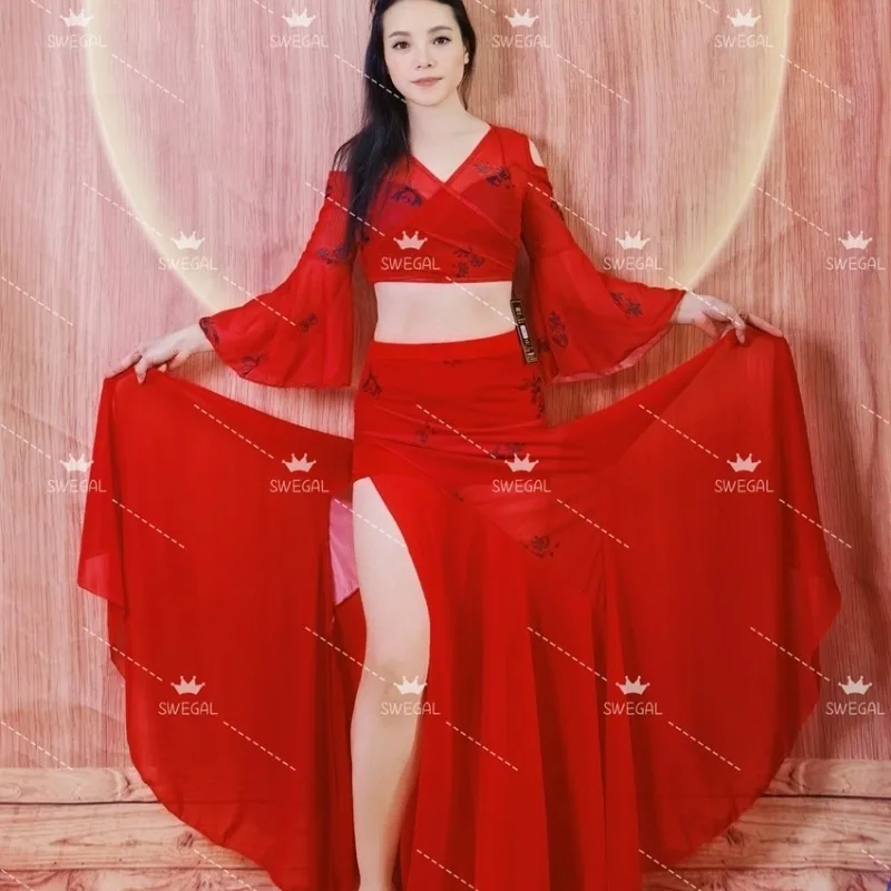 Индивидуальный костюм для танца живота, восточное тренировочное платье, топ с открытыми плечами и рукавами-трубой со вставкой, большая распашная юбка с двойной вилкой
Индивидуальный костюм для танца живота, восточное тренировочное платье, топ с открытыми плечами и рукавами-трубой со вставкой, большая распашная юбка с двойной вилкой